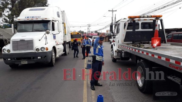 Entregan mini kits de verano en las diferentes salidas de la capital de Honduras
