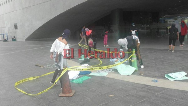 Alumnas encapuchadas se toman edificio administrativo de la UNAH
