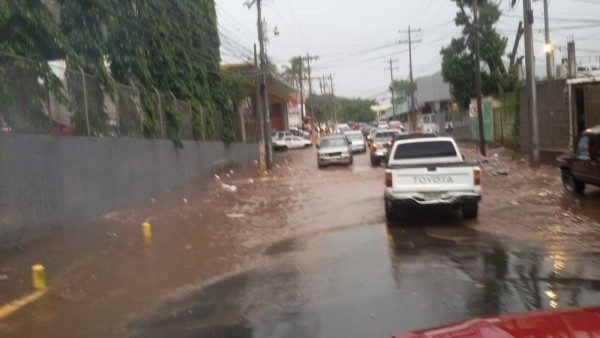 Fuerte tormenta causa estragos en colonias de la capital de Honduras