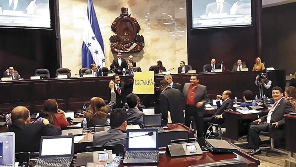 Suspenden sesión tras insultos de Libre