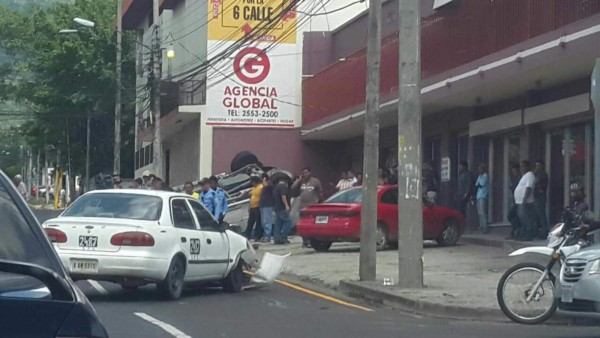 Se salvan tras aparatoso accidente en el barrio Suyapa de San Pedro Sula