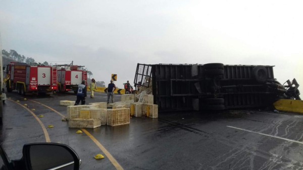 Honduras: Camión se vuelca y se incendia en la Cuesta de la Virgen
