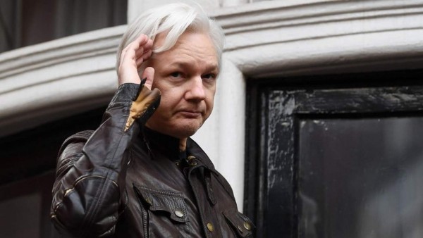 Oye voces y sufre maltrato: el calvario de Julian Assange en la cárcel
