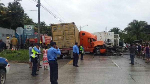 Dos rastras a punto de causar tragedia en Cortés