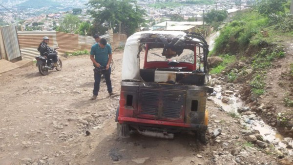 Queman mototaxi en colonia Nueva Australia