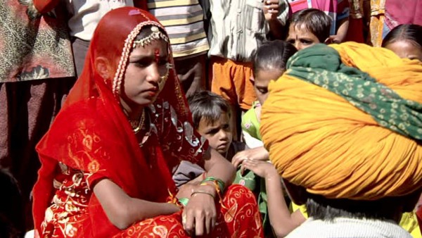 Video: De esta forma obligan a los niños a casarse en la India