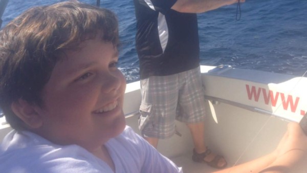 VIDEO: Niño pesca tiburón de 2.5 metros