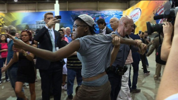 Choque entre estudiantes latinos y seguidores de Trump en un mitin&nbsp;&nbsp;&nbsp;