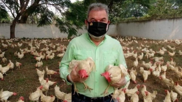 Huelgas de hambre, gallinas e indecisión política: Las polémicas de Roberto Contreras