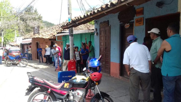 Matan a dos personas dentro de pulpería en Valle de Ángeles