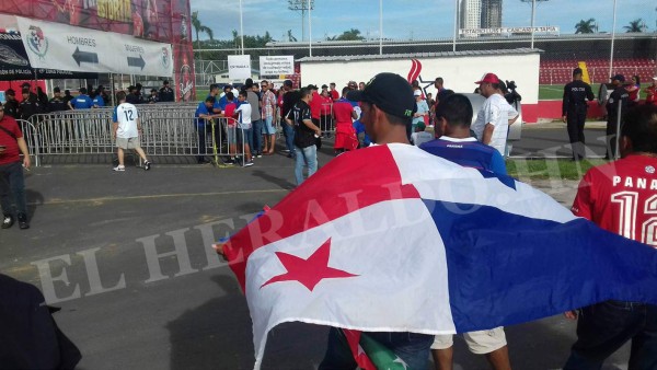 Así está el ambiente a las afueras del Rommel Fernández previo al juego entre Panamá y Honduras