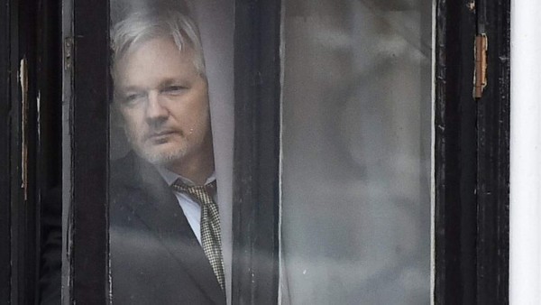 Oye voces y sufre maltrato: el calvario de Julian Assange en la cárcel
