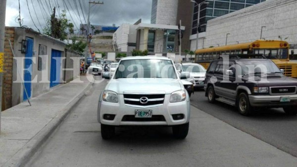 Tras persecución policial caen individuos que llevaban vehículo robado en bulevar FFAA&nbsp;&nbsp;