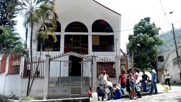 Vecinos de El Bosque buscan agua de pozo por falta de suministro
