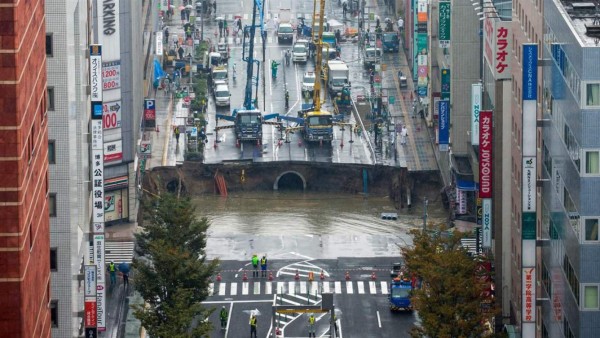¡Eficiencia! Autoridades japonesas reparan enorme bache en 48 horas