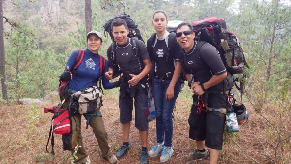 Un aventurero que vive desafiando riscos y montañas