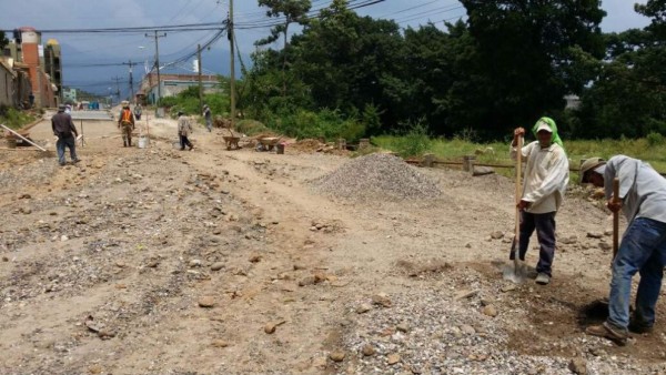 Pavimentan calle en una colonia de Comayagua