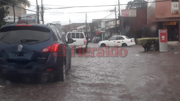 FOTOS: Intensa lluvia provoca inundaciones, tráfico y caos en la capital