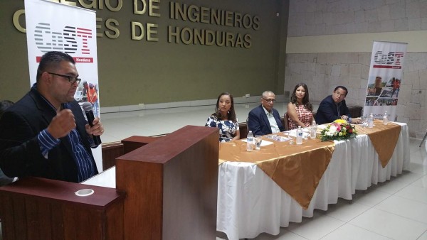 Periodista de EL HERALDO recibe galardón