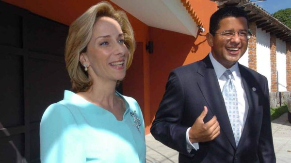 'Sufrió una crisis en su salud, provocada por un injusto ataque político'', dice la esposa del expresidente Francisco Flores&nbsp;&nbsp;