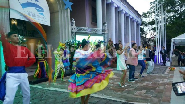 Hondureños celebran con patriotismo el Día de la Bandera Nacional