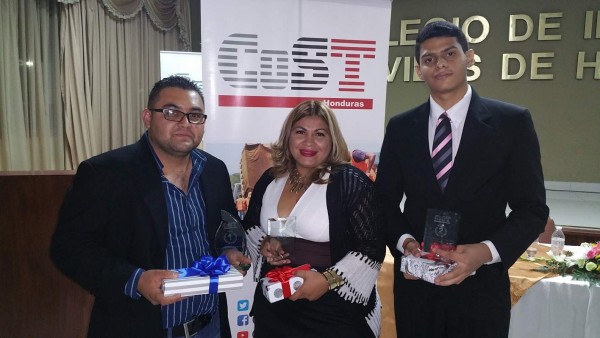 Periodista de EL HERALDO recibe galardón