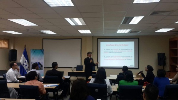 Realizan taller sobre sostenibilidad de proyectos de banda ancha