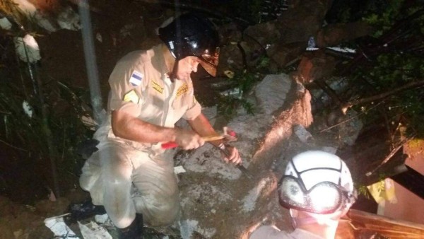 El dramático rescate de los cuerpos de madre e hijo soterrados en la capital de Honduras