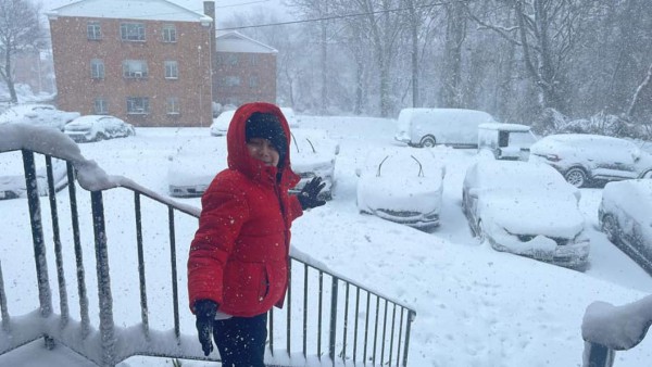 Así viven la tormenta de nieve los hondureños en Estados Unidos