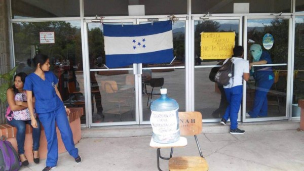 Estudiantes continúan tomas de edificios de la UNAH