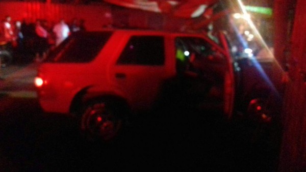 Matan a un hombre en su vehículo en marcha