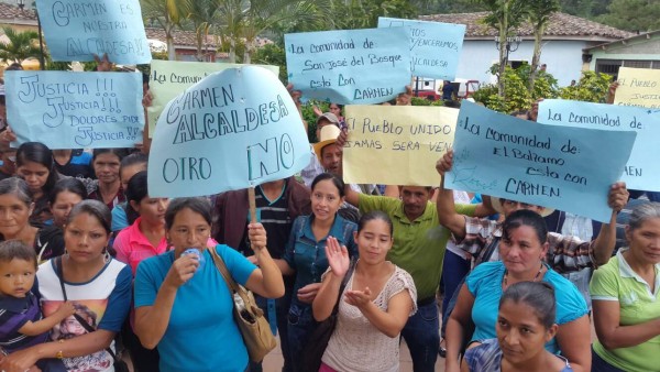 Pobladores protestan contra nombramiento de nuevo alcalde