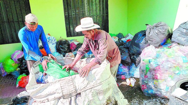 Escuelas logran ingresos con venta de productos reciclados