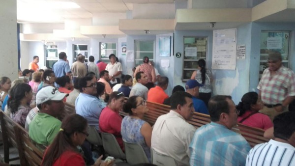 Pacientes abarrotan hospitales buscando medicamentos después de Semana Santa