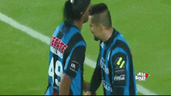 Ronaldinho abandona molesto el estadio en pleno partido