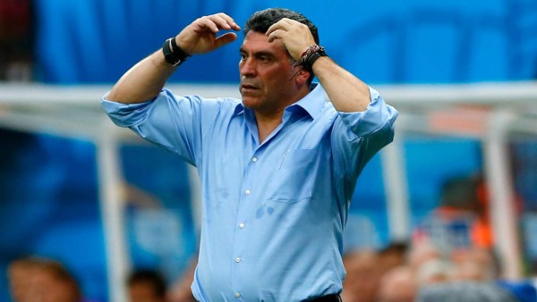 Lluvia de hojas de vida y llamadas de agentes en Fenafuth ofreciendo entrenadores para la Selección de Honduras