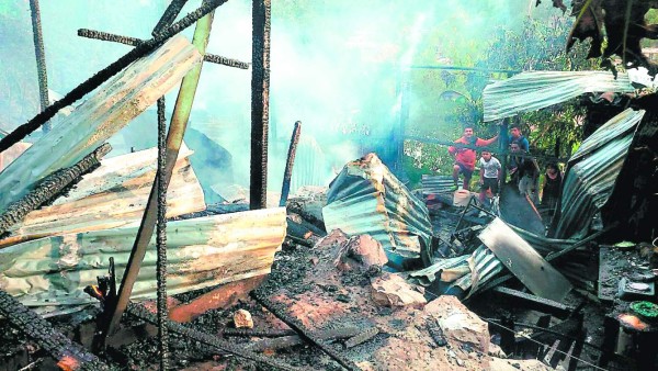 Incendio destruye dos viviendas