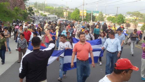 Policía evita toma de carreteras por parte de la Resistencia