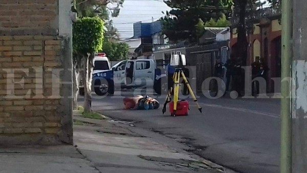 Macabro: Lanzan dos cadáveres desde un taxi en la colonia 15 de Septiembre de la capital