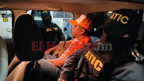 Llegando de una gira política y con su hija en brazos: así fue la captura de Santos Orellana