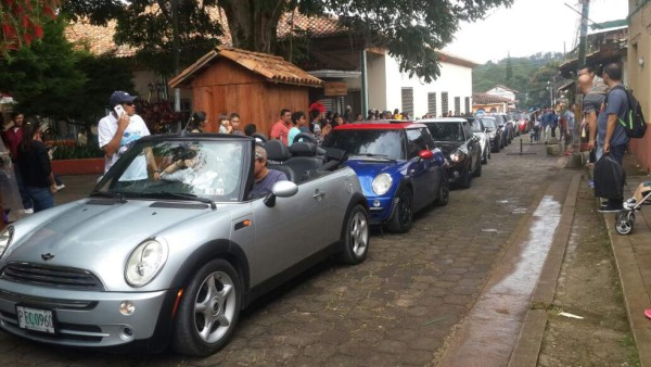 Mojigangas y desfile en feria cultural de Valle de Ángeles