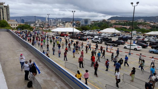 Las imágenes que dejó el primer día del 'Vacunatón' a mayores de 30 años en la capital