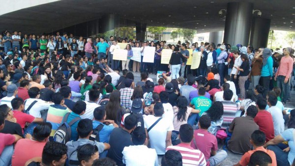 Estudiantes continúan tomas de edificios de la UNAH
