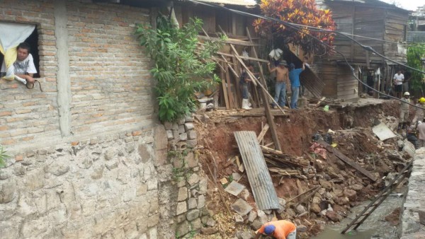Al menos tres casas en riesgo por deslizamiento en capital de Honduras