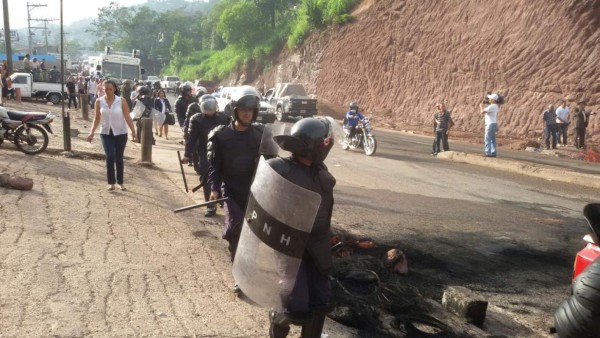 Policía evita toma de carreteras por parte de la Resistencia