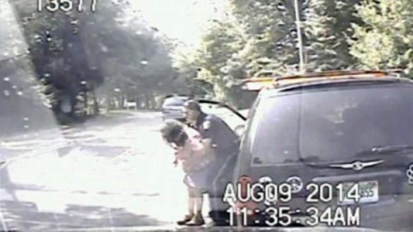 Policía detiene a una mujer y se convierte en héroe