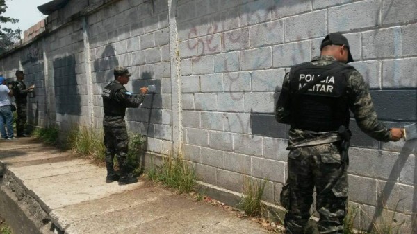 Policías pintan paredes del Saúl Zelaya Jiménez
