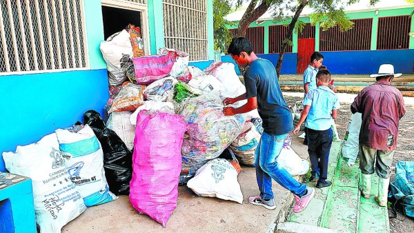 Escuelas logran ingresos con venta de productos reciclados