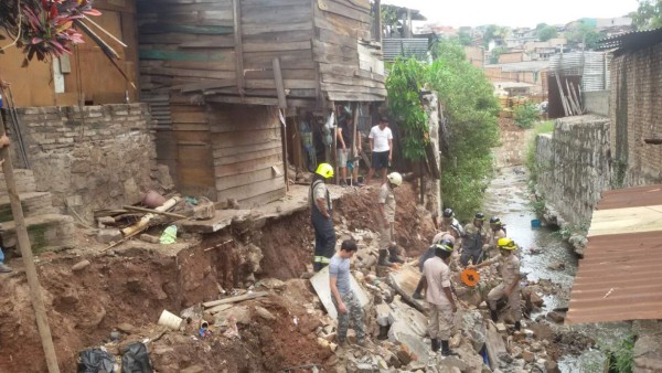 Al menos tres casas en riesgo por deslizamiento en capital de Honduras