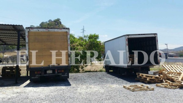 Aseguran flota de camiones y casas a sobrina del 'Gato Negro'